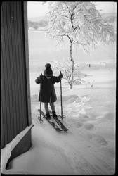 Sigrun Røisli på ski hjemme på Odberg på Kraby,Ø.Toten.