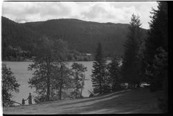 Karine Røisli og dattera Sigrun på vestsida av Skjeppsjøen, 