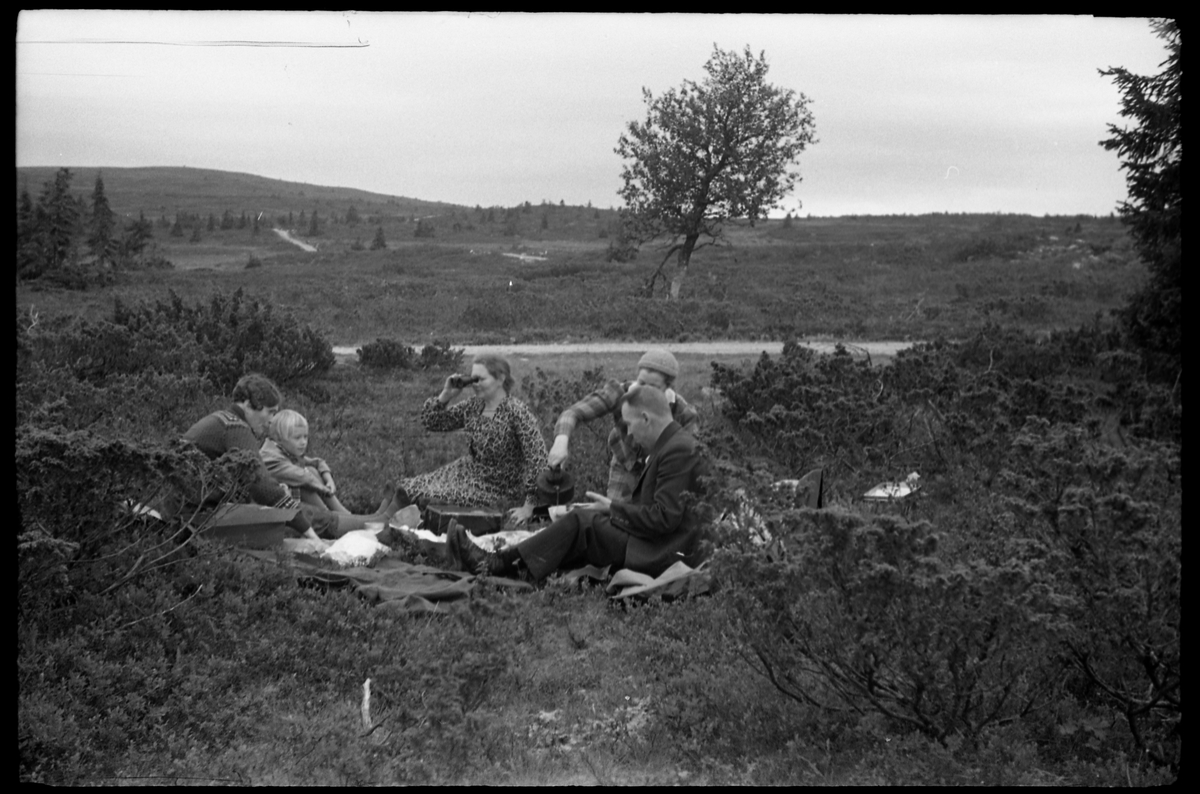 På tur i Gausdalfjellet august 1939. Personene fra venstre (bilde nr. 1): Karine og Sigrun Røisli, Johanne Nøkleby, Berthe og Olaf Tømmerstigen.