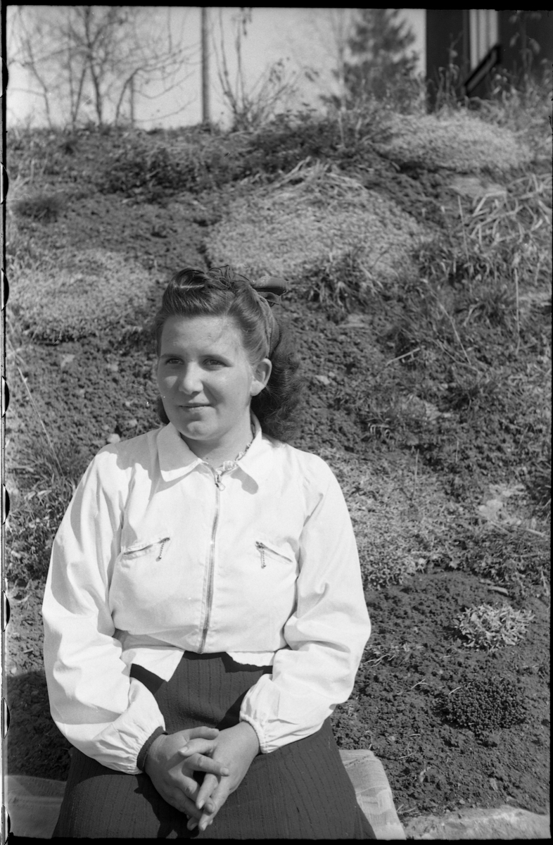 Portrett av to unge kvinner, Jenny Nettum og Solveig Langerud. Serie på fem bilder.
Bilde nr. 1: De to sammen, Jenny Nettum til venstre, Solveig Langerud til høyre.
Bilde 2 og 3: Jenny Nettum alene.
Bilde 4 og 5: Solveig Langerud alene.