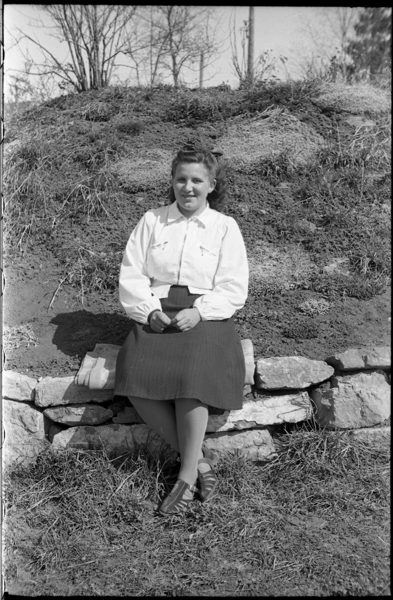 Portrett av to unge kvinner, Jenny Nettum og Solveig Langerud. Serie på fem bilder.
Bilde nr. 1: De to sammen, Jenny Nettum til venstre, Solveig Langerud til høyre.
Bilde 2 og 3: Jenny Nettum alene.
Bilde 4 og 5: Solveig Langerud alene.