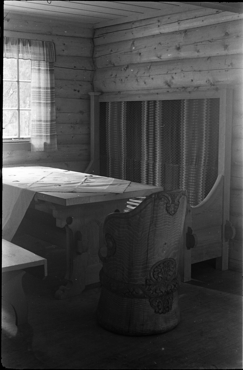 Interiørbilder fra sogneprest Holes hytte ved Skjeppsjøen på Totenåsen. Serie på 14 bilder.