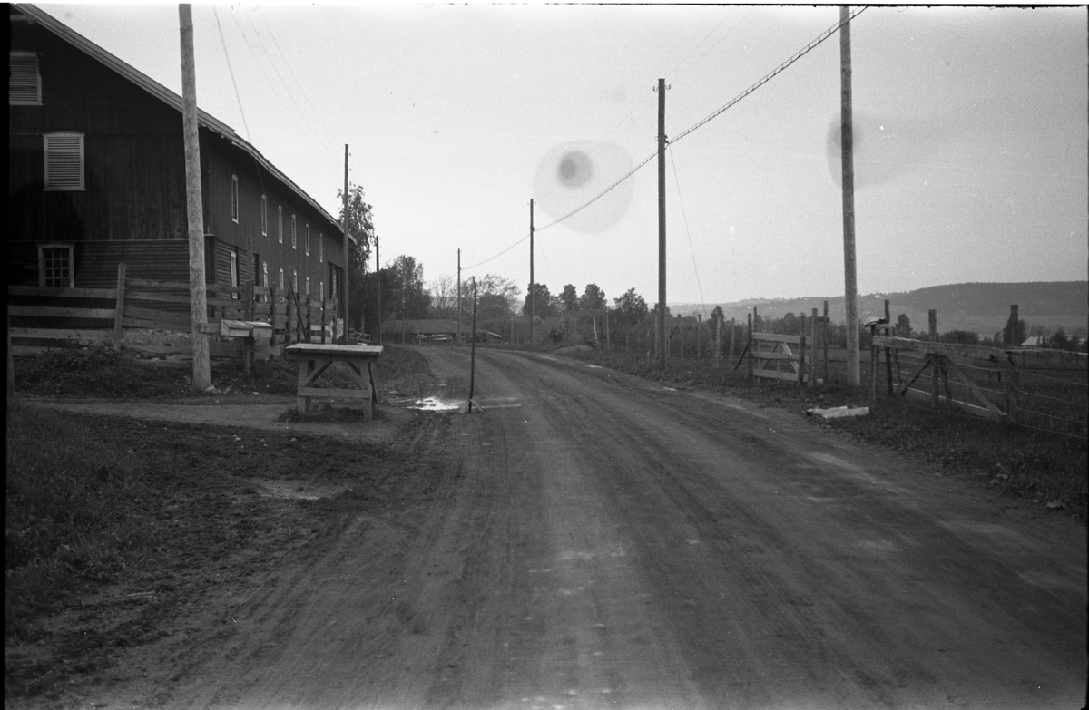 Etter et biluhell ved gården Hammerstad i Totenvika. Trolig fotografert på oppdrag fra lensmannen. Fem bilder.