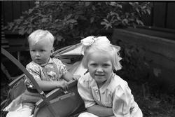 Portrett av to barn, gutt og jente. Serie på åtte bilder.