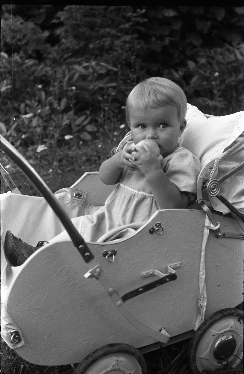Kari Hovengen, vel ett år, på/i/ved/i barnevogn. Serie på 9 bilder. På bilde nr. 7 er også mora Ingrid med.