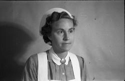 Portrett av en sykepleier, antatt Haldis Solem. Serie på 17 