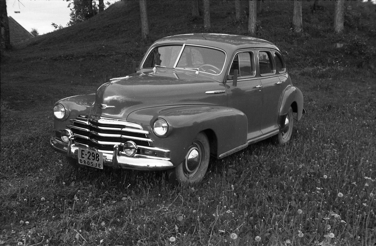 Torbjørn Lundsten med sin nye drosjebil, juni 1948. E-1414 er avløst av E-298. Torbjørn var drosjesjåfør med base på Kraby. Bilen er iflg. informant en Chevrolet årsmodell 1947.