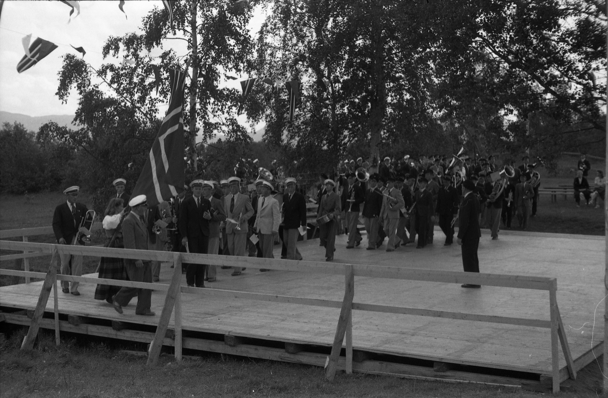 Opptog og opptredener, muligens ved Sangens og Musikkens Dag sommeren 1948. Steder er Gilelunden på Kraby, Østre Toten. Serie på 12 bilder.