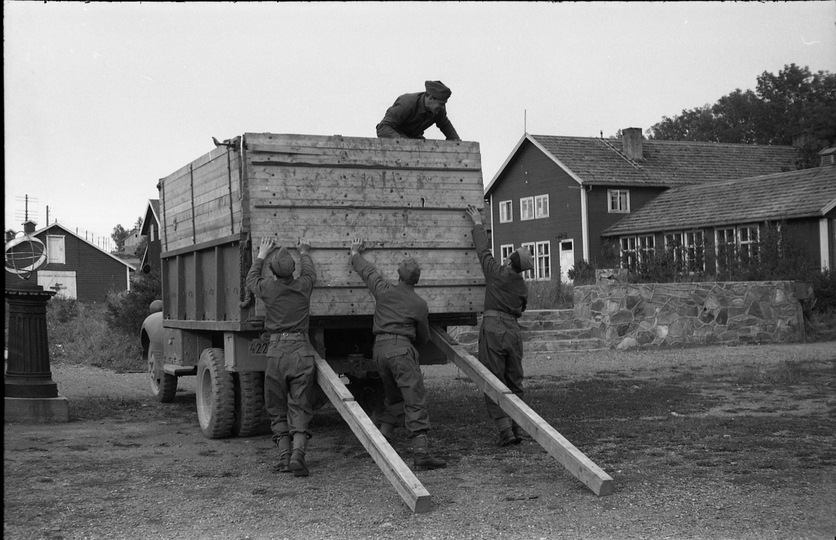 Opplasting av hester på lastebil ved Hærens Hesteskole på Starum september 1948. Serie på 24 bilder. Lengst til venstre på bilde nr. 1 står daværende sersjant Ottar Markeng.
Bildene nr. 1-4 og 17-24 eer trolig fra Hoffsvangen, de øvrige fra Starum Leir.