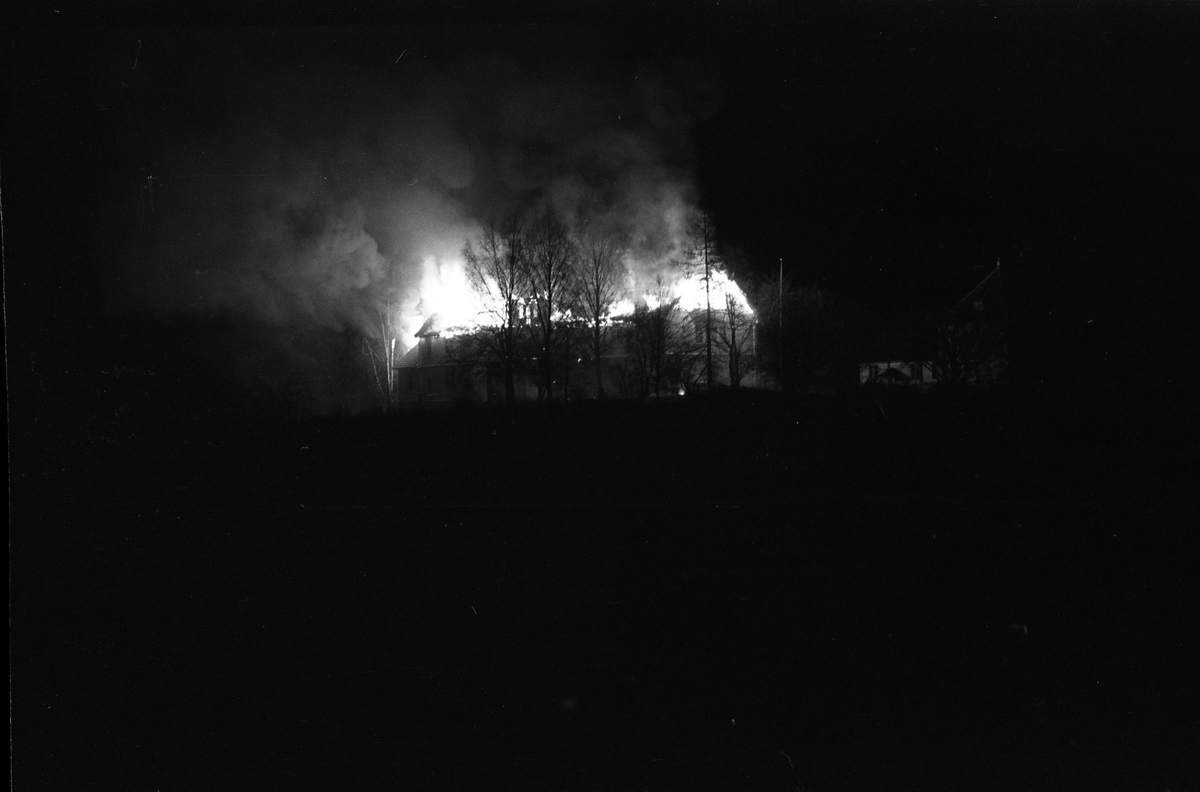 Hovedbygningen ved Toten Offentlige Skole på Rogneby øvre i Østre Toten brenner kvelden 27. og natta til 28.november 1948. Åtte bilder.