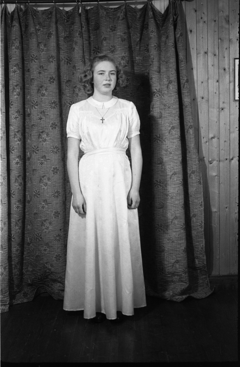 Helfigurs portrett av ei ung uidentifisert kvinne iført hvit lang kjole. Serie på 9 bilder.