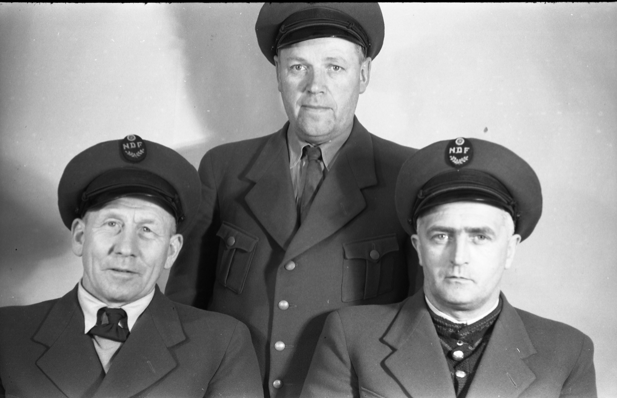 Drosjesjåfører på Kapp, mars/april 1949. Serie på seks bilder, samme personer, men ulik oppstilling.
Personene fra venstre på bilde nummer 1: Hans Glæserud, Sigurd Håkenstad, August Skolby.