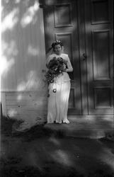 Gudny Hveem (gift Moe) som brud. To bilder foran inngangen t