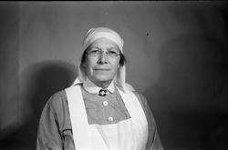 Portrett av uidentifisert kvinne i sykepleieruniform.