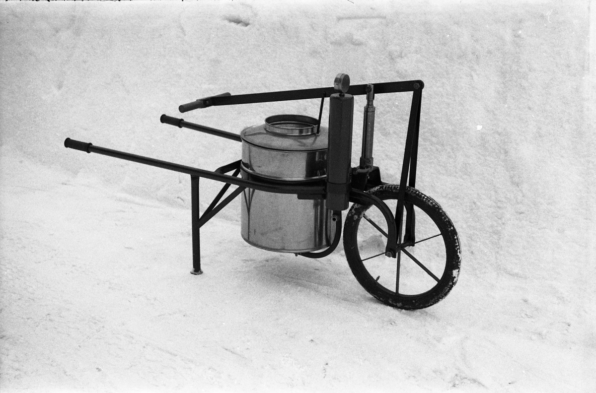 Hagesprøyte på trillebår. Trolig et produkt fra Kubberuds verksted i Lensbygda. Seks bilder.