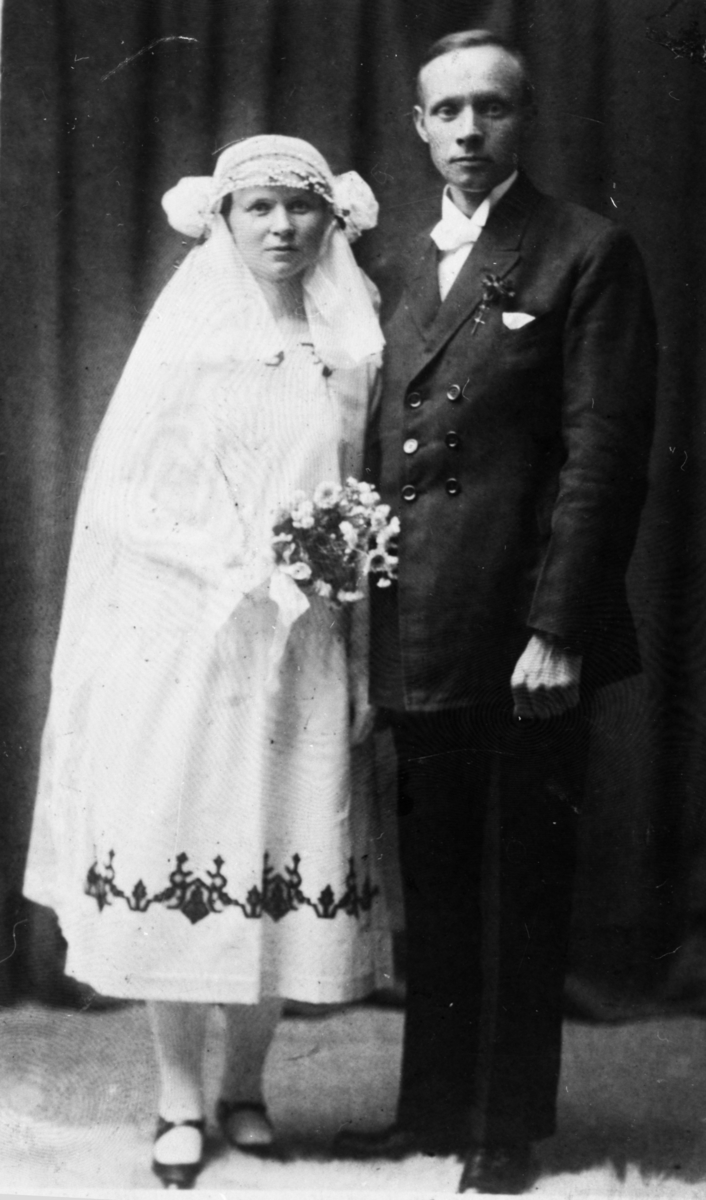 Bryllupsbilde. Johan og Signe Jakobsen. Bildet tatt ca,1920-30.
