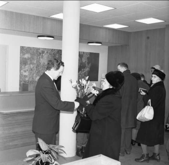 Invigning av Skövde Sparbanks nya lokaler på Kungsgatan, 1964. Kamrer Anders Fredholm syns bl.a. Endast neg finns.