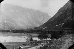 Oversiktsfoto fra Musgjerd i Sunndal kommune. Vi ser bruka N