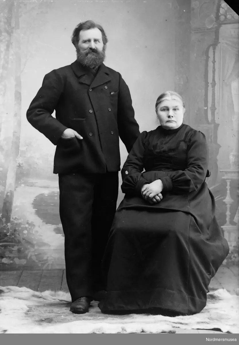Eldre ektepar, svartkledd, skjegg. Personene på bildet er: Fredrik Koht Fahle og Mari Sivertdatter Drivstuen (Fahle).