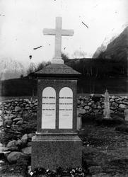 Foto av en gravstein på en kirkegård, trolig i Sunndal kommu
