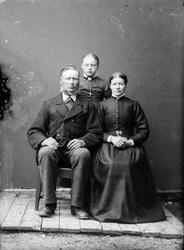 Portrett, famile på tre personer. Far mor og datter. Foreldr