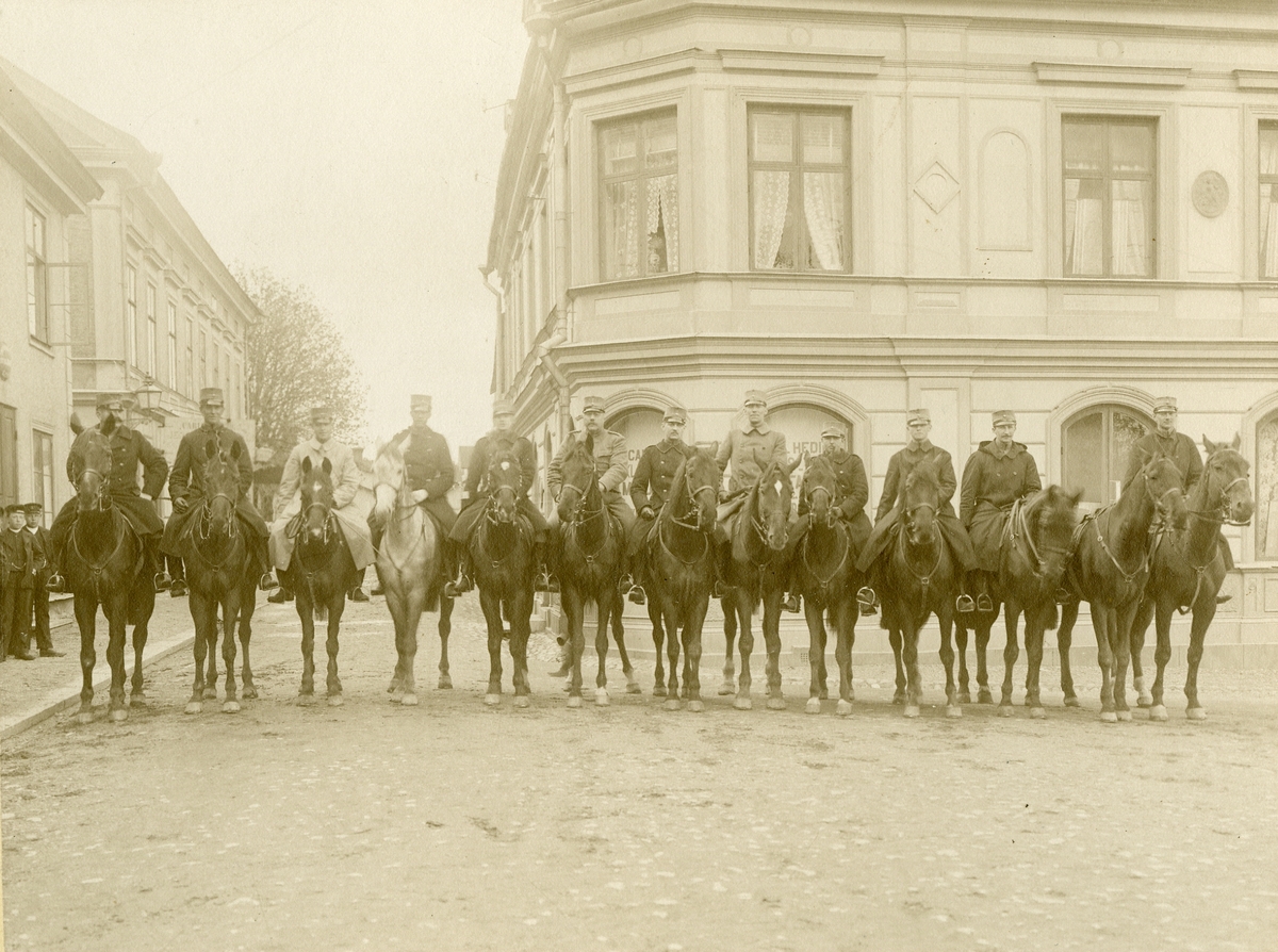 Officerare till häst på distansritt. Stora torget i Trosa, maj 1907.