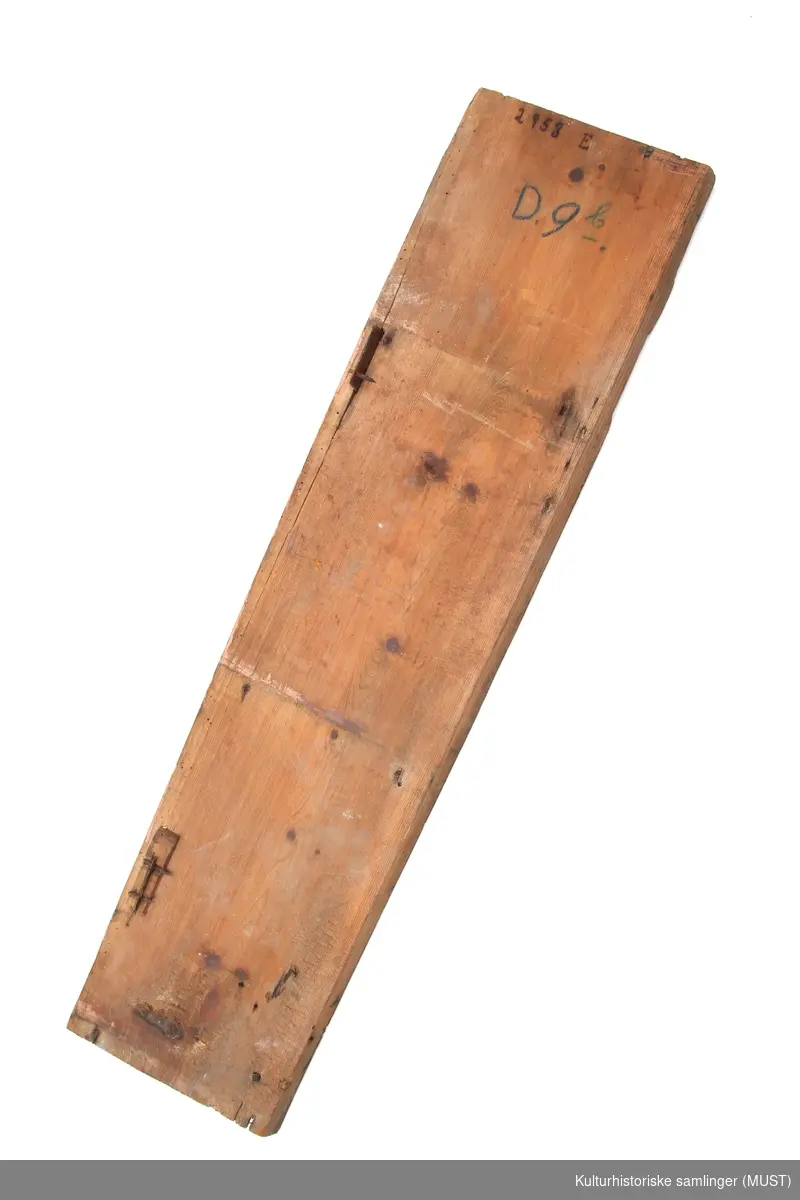 Endeplanke som opprinnelig har vært en stolstadedel, men som senere har blitt brukt som del av et hjørneskap.