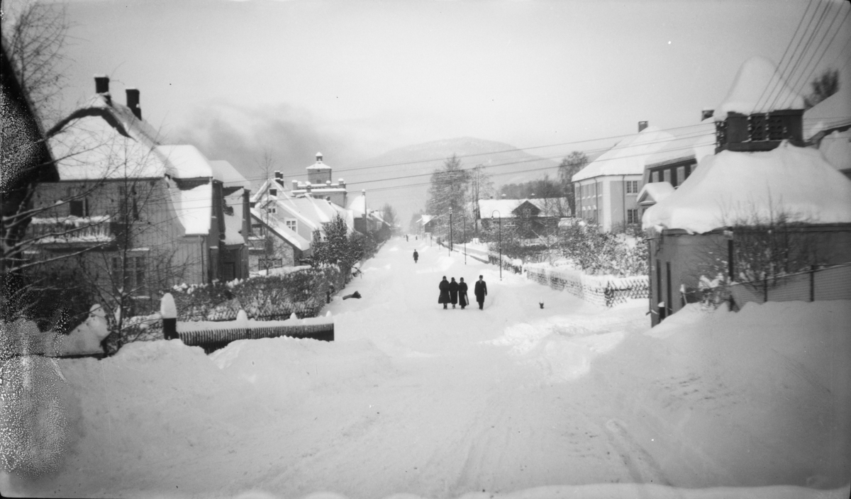 Vinterbilde fra Anders Sandvigs gate i Lillehammer - Anders Sandvigs gate 12 i forgrunnen til venstre.