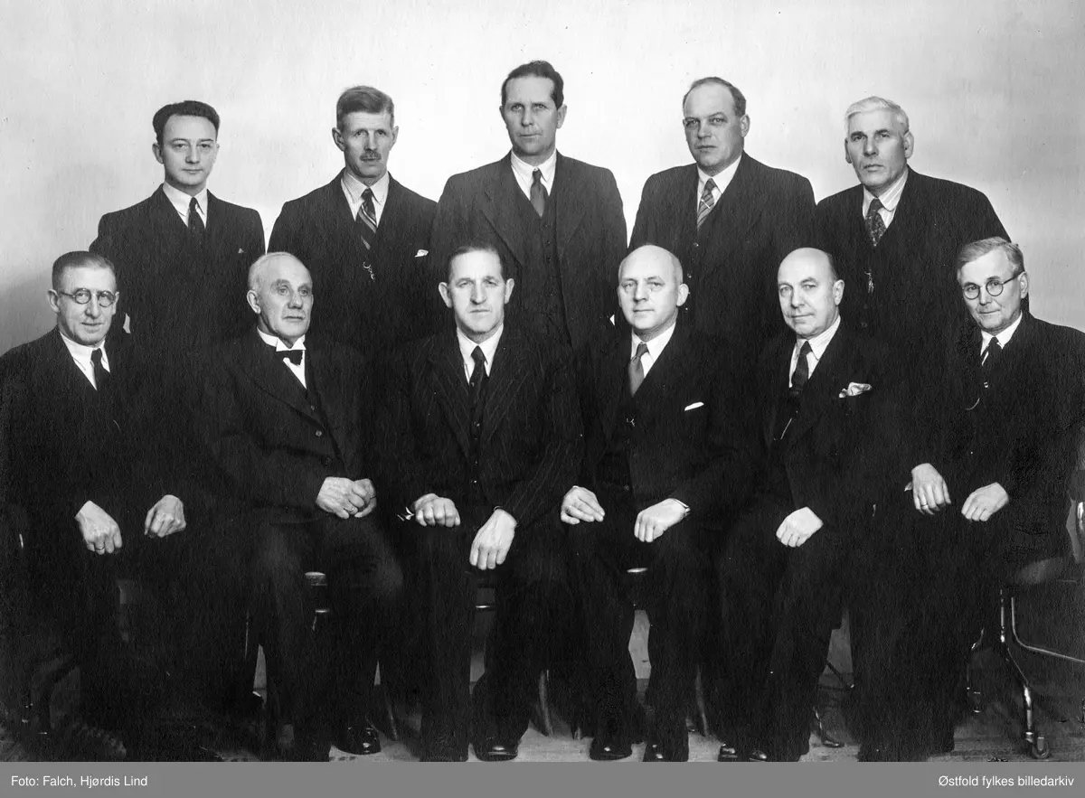 Det første kommunestyre i Berg etter frigjøringen fra 2. verdenskrig, Berg i Halden.

1. rekke bak fra venstre: 
K. Wang (Sekretær)
Johan Torp
John Kullberg
Eivind E. Aas
Tormod Mellevold

2. rekke foran fra venstre: 
Ole Olsen Stengård
Anders Heen
Emil Hult (Ordfører)
J. Tøger- Lie (Varaordfører)
Gunnar Strøm
Harry Nicolaysen