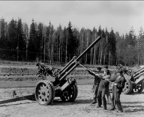 Bofors 1930-talet. 7,5 cm luftvärnskanon m/30, klar för leverans till A 9 Karlsborg. Fotot finns uppsatt i fästningssalen.