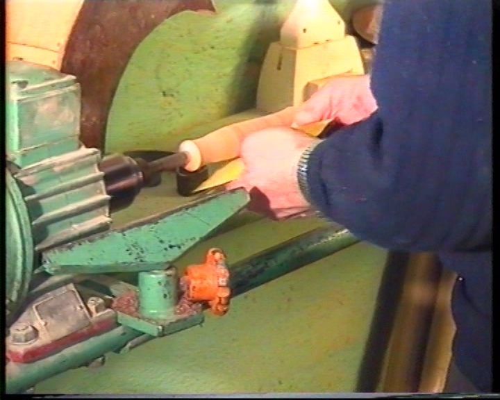 Garmann Holen lagar fiskestong. 
13.03.2000: Handtak, holkar
15.03.2000: Laging av bøylar. Surring, lukking.
Lengde: 00.00-35.07.