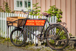 Sykkel fra Håkon Ranvik sin kolonial oppstilt i bygata på Ro
