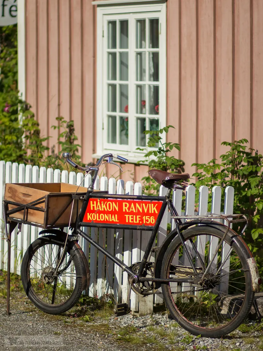 Sykkel fra Håkon Ranvik sin kolonial oppstilt i bygata på Romsdalsmuseet.