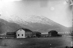 Gården Åker sett mot sjøen. Tun med byggninger. I dag er de 