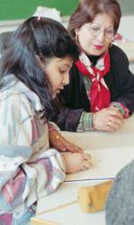 Morsmål-undervisning på urdu.
Gruppebilde av fire jenter, to