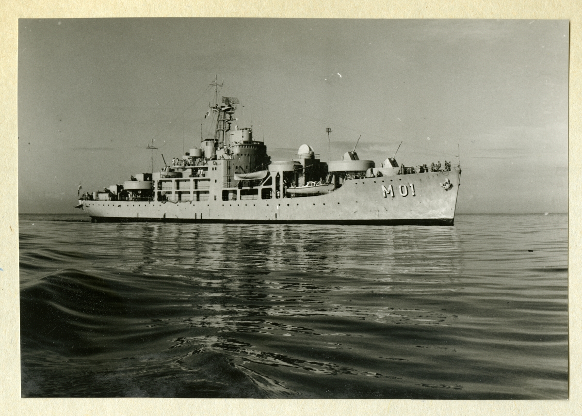 Bilden föeställer minfartyget Älvsnabben till sjöss under långresan 1966-1967.