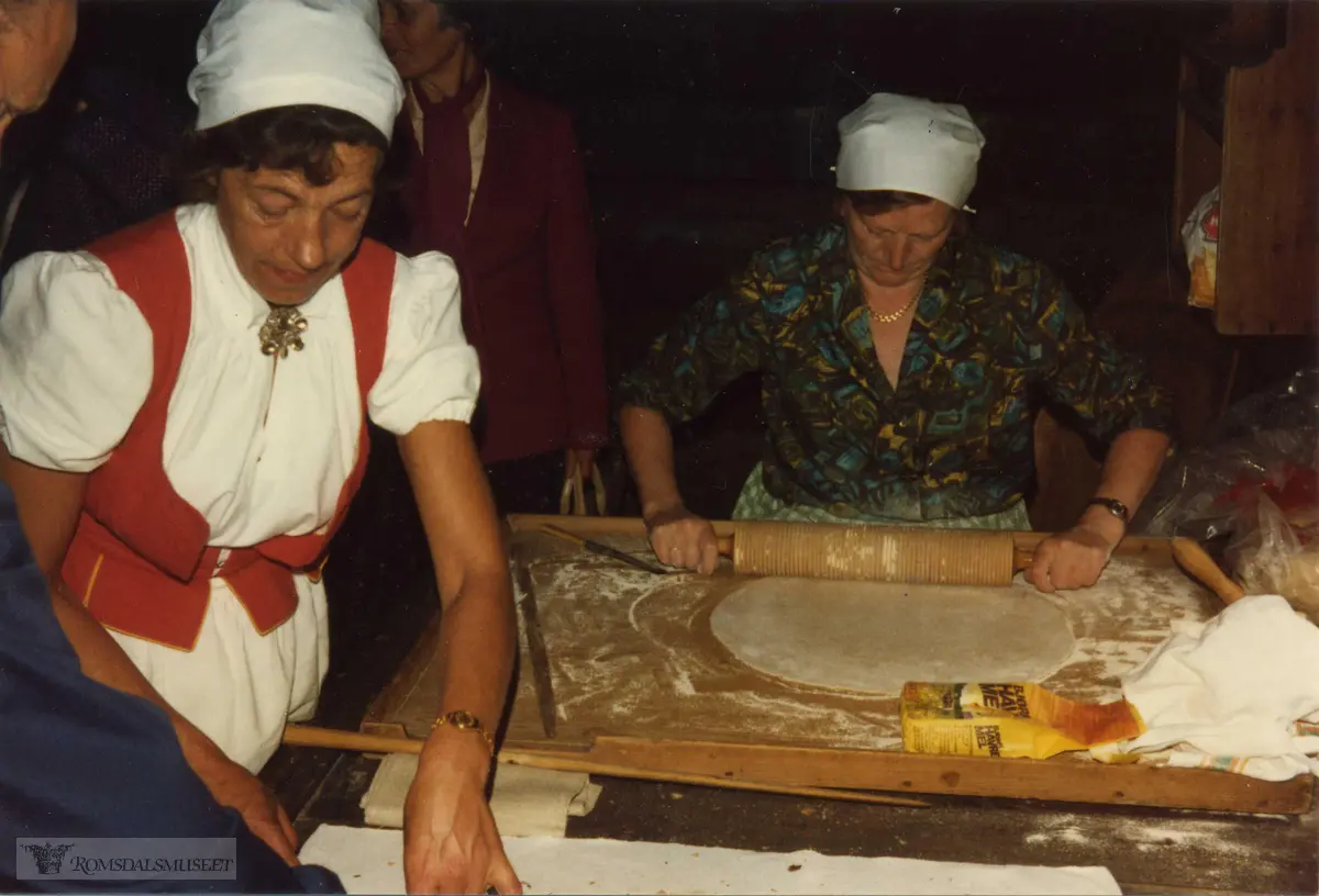 Olsok 1981 på Romsdalsmuseet..Eresfjord bondekvinnelag var aktører.