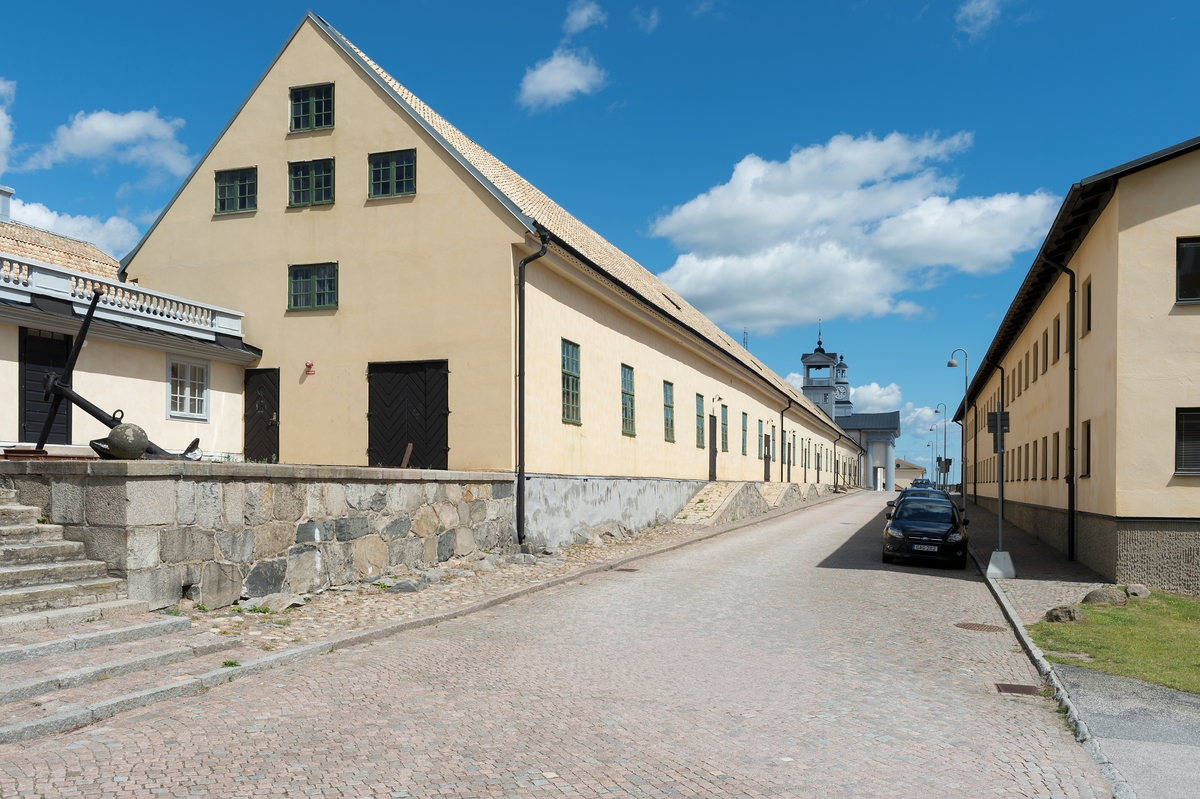 Fotodokumentation av Marinbasens byggnader. Vänster sida: Byggningsförrådshuset på Kansligatan uppfört 1783.