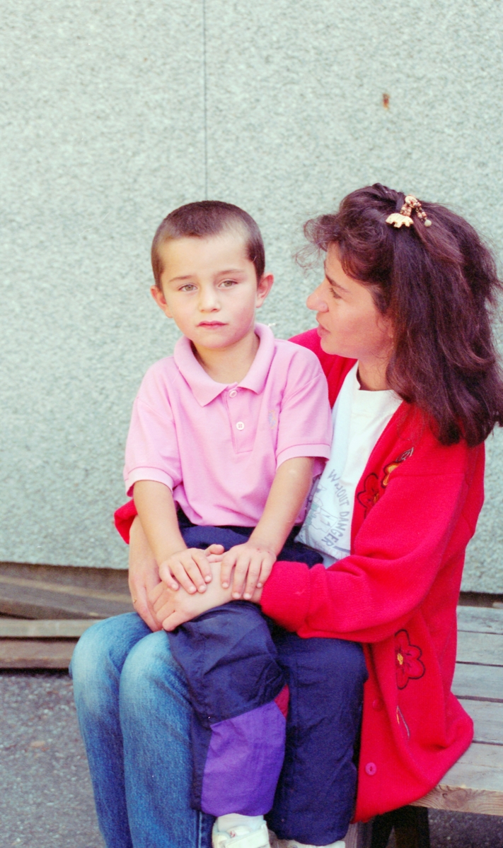 Portrett av Sehakat Dragusa og Leutrim (barn).
Gruppebilde av Sehakat Dragusa og Leutrim sammen med Hans Petter Nyquist og Jan Svendsen fra Arbeiderpartiet.