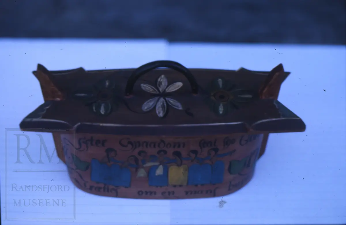 Tiner og boller fra Skjelbreia gård.