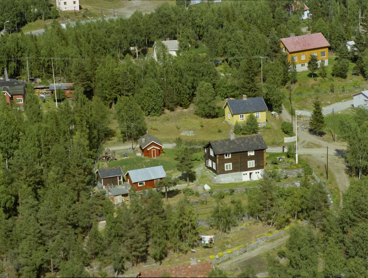 Sør-Fron, Harpefoss. Lærerboligen bak til høyre, Tømmerbygning foran med hagemur med blomster. Bygninger, kulturlandskap Skogholdt.