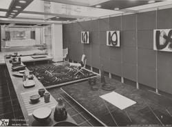 Utstillingsstand med egne og andres arbeider [Fotografi]