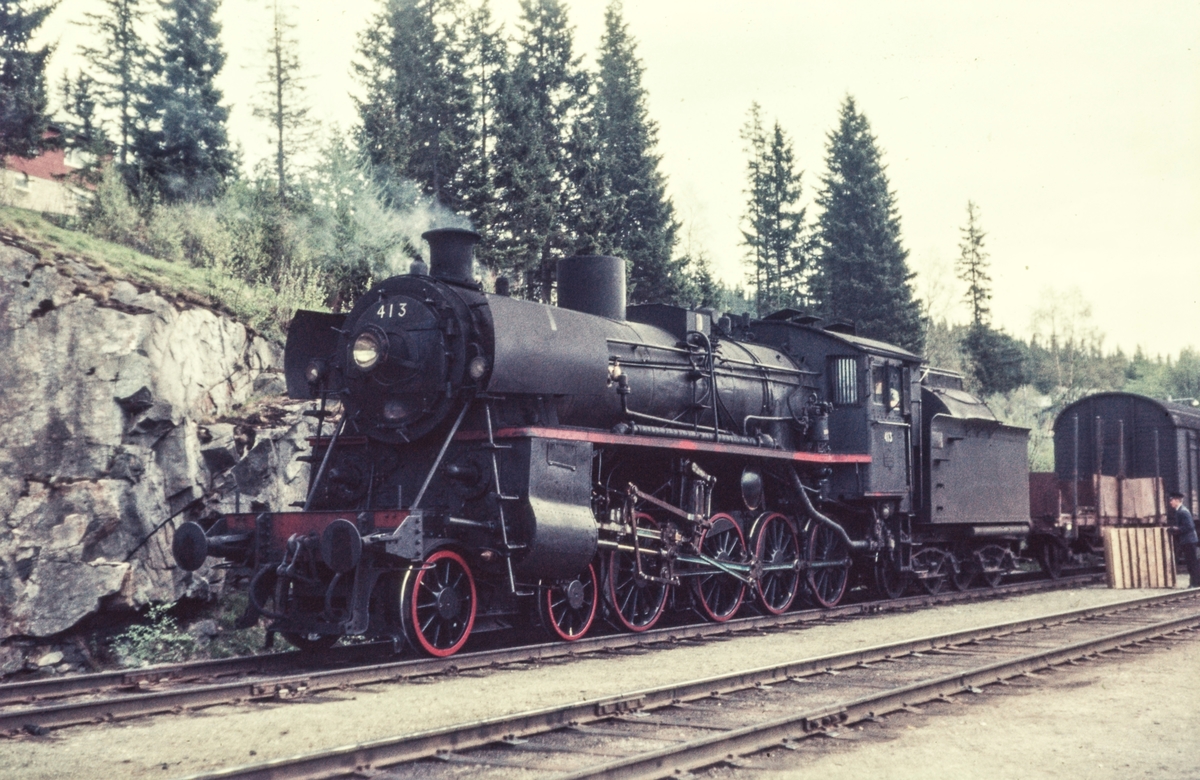 Damplokomotiv type 26c nr. 413 med nordgående godstog på Stensli stasjon.