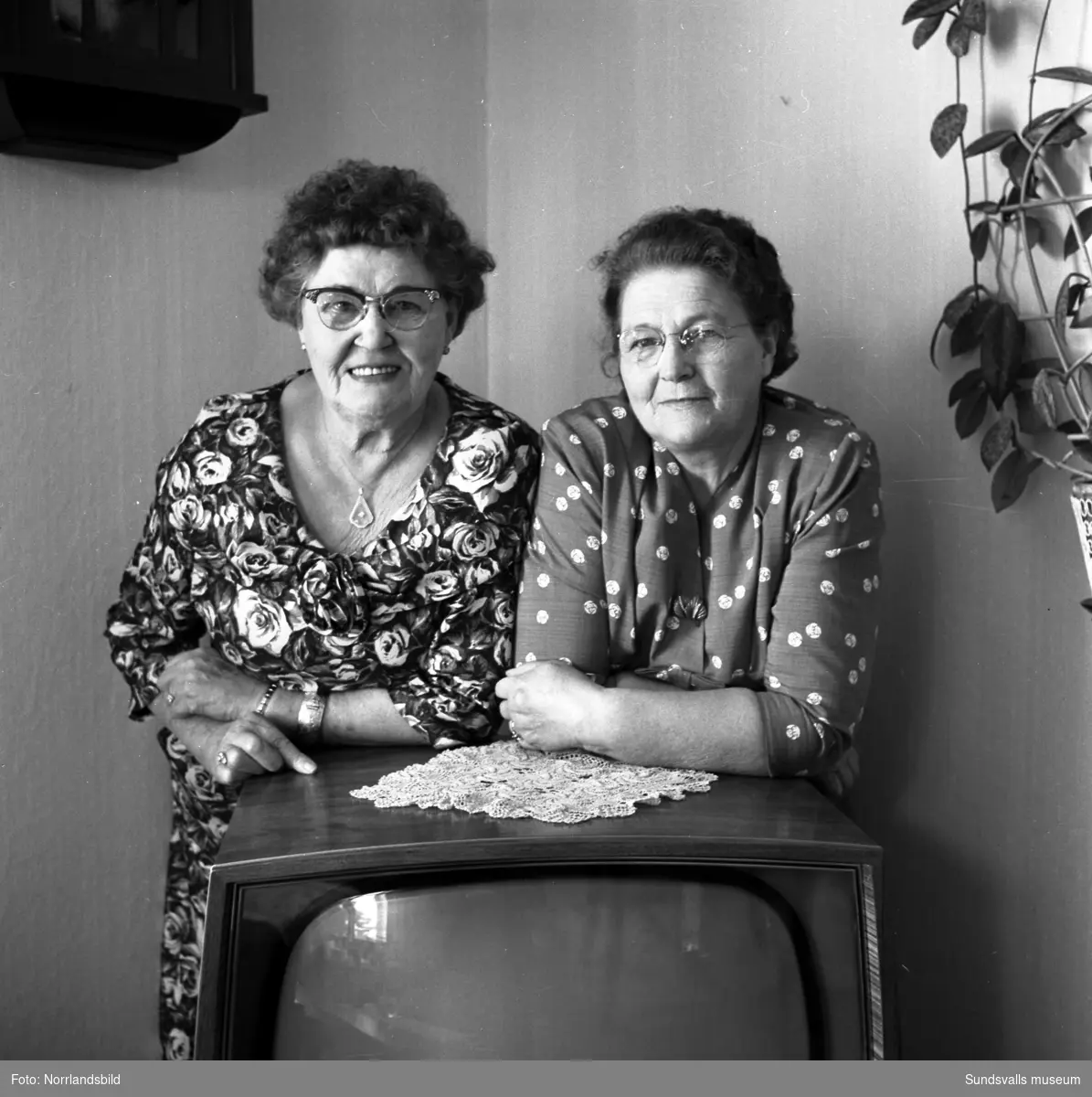 Fru Alma Persson från Johannedal är efter 50 år i Amerika hemma för att besöka syskon och syskonbarn i Sundsvall. Till höger hennes svägerska Elin Nilsson.
Alma och hennes make Karl Persson utvandrade 1909 till Minneapolis och flyttade tolv år senare till Oakland, Kalifornien.
