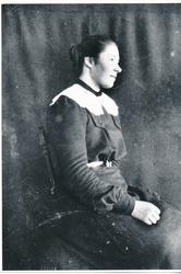 Dame fra Gammelseter i Tranøy. Bildet er tatt i 1920 eller f