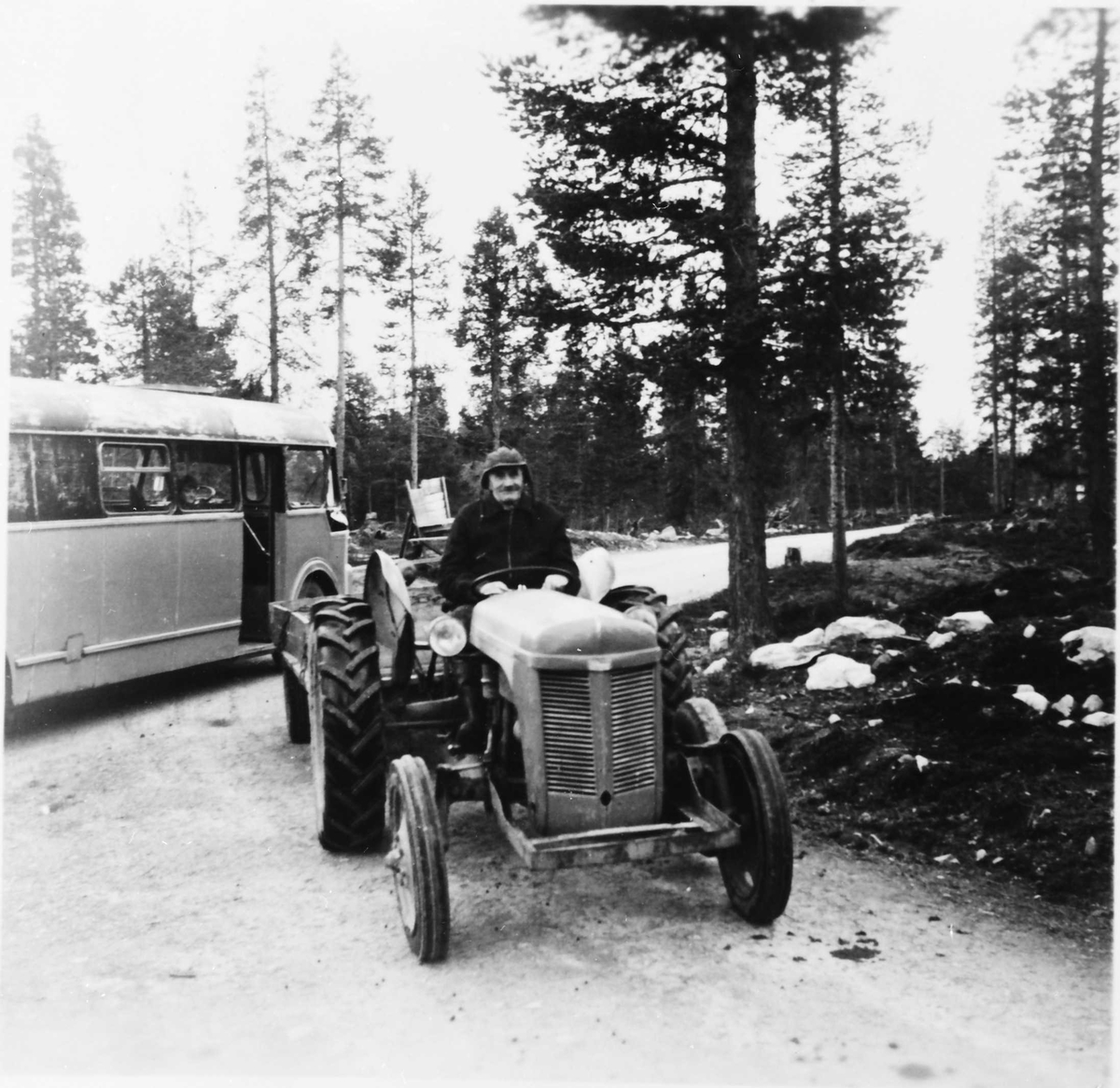 Traktor og buss, Mikkel Buviken. 