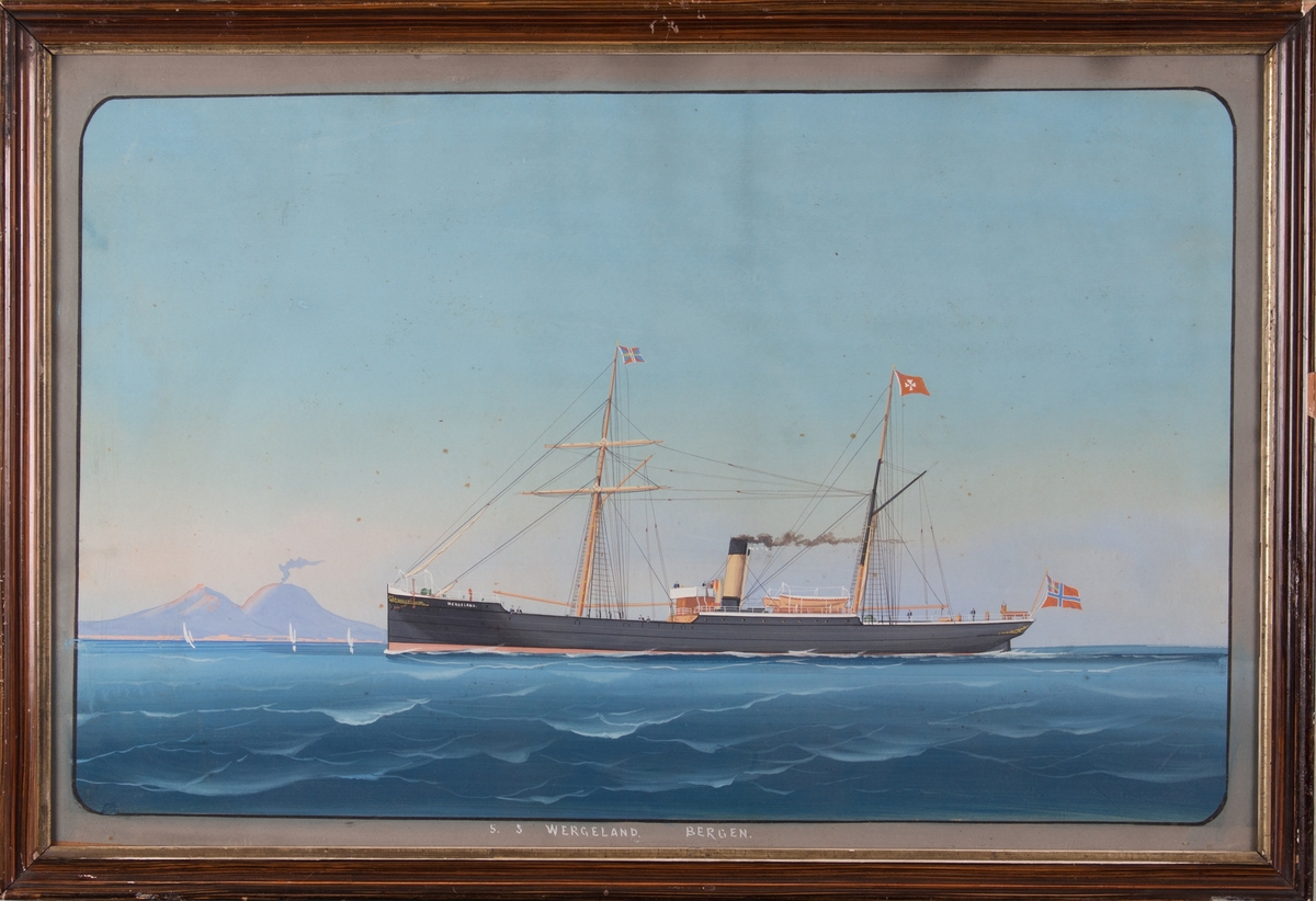 Skipsportrett av DS WERGELAND med riggede master, ved innseilingen til Napoli. Vesuvs sees i bakgrunnen. 9 mann på dekk.