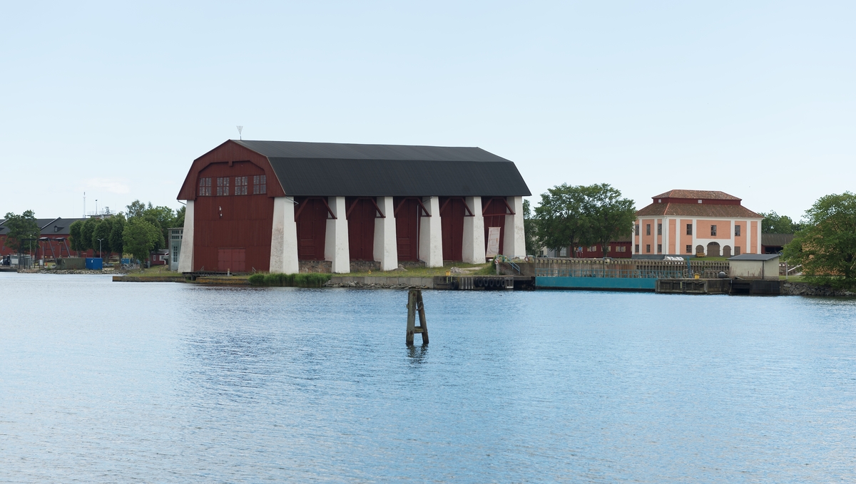 Fotodokumentation av Marinbasens byggnader. Lindholmen. Till vänster: Stora skeppsskjulet uppfördes på 1760-talet och benämdes senare (1778) som Vasa skjul. Byggnaden fungerade som klimatskydd över stapelbädden. Ritningar av byggnaden från 1759 är signerade av arkitekt C J Cronstedt.