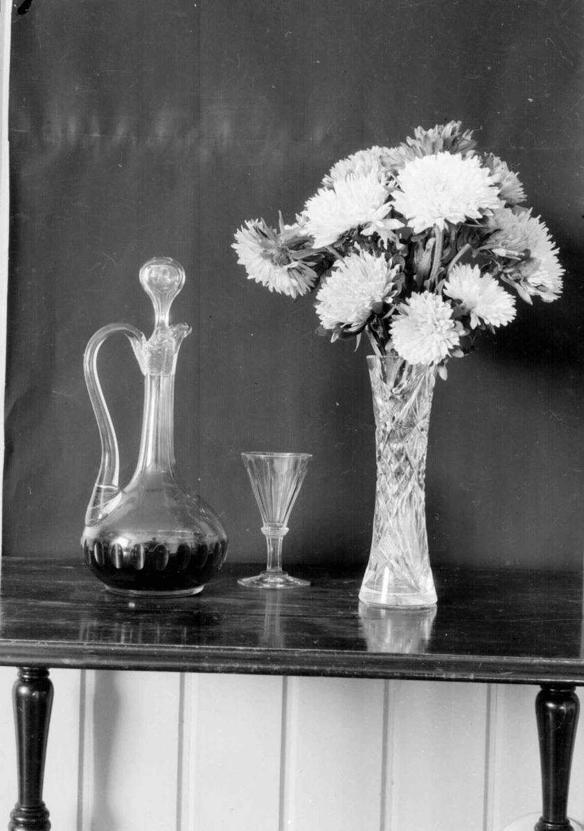 Stilleben, karaffell, glass og vase med blomster.
Skål med blomster.