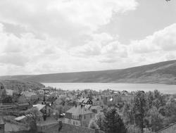 Lillehammer mot sør og Mjøsa. Sportsplassen i bakgrunnen.